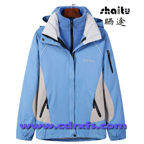 天蓝色冲锋衣