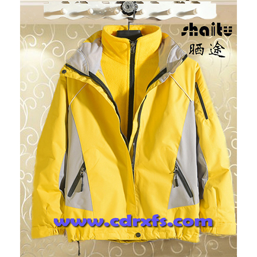 黄色冲锋衣