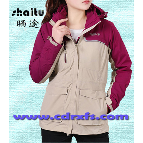 卡其色红色拼接冲锋衣