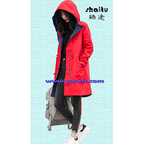 大红色长款冲锋衣