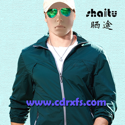 深绿色冲锋衣